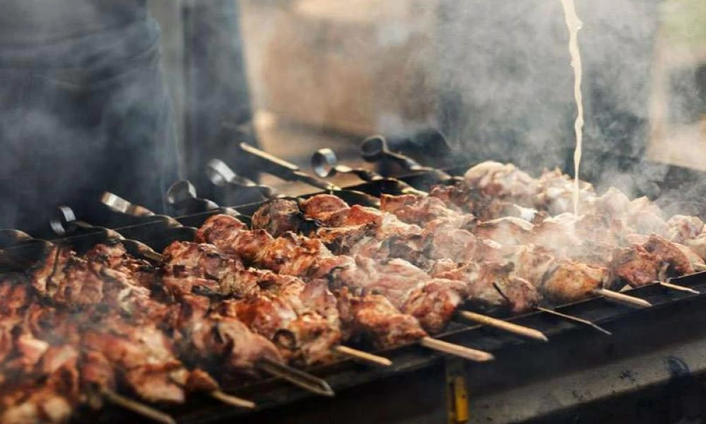 Τσικνοπέμπτη: Γιατί γιορτάζουμε την κρεατοφαγία – Πώς ξεκίνησε το έθιμο